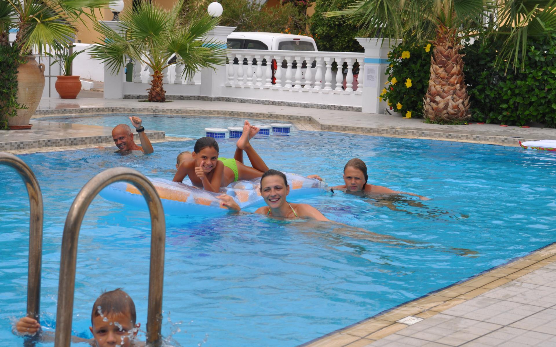 Poolanlage - GroÃŸer Pool mit Kinderbereich | Apartments Blue & White | Kreta | Griechenland